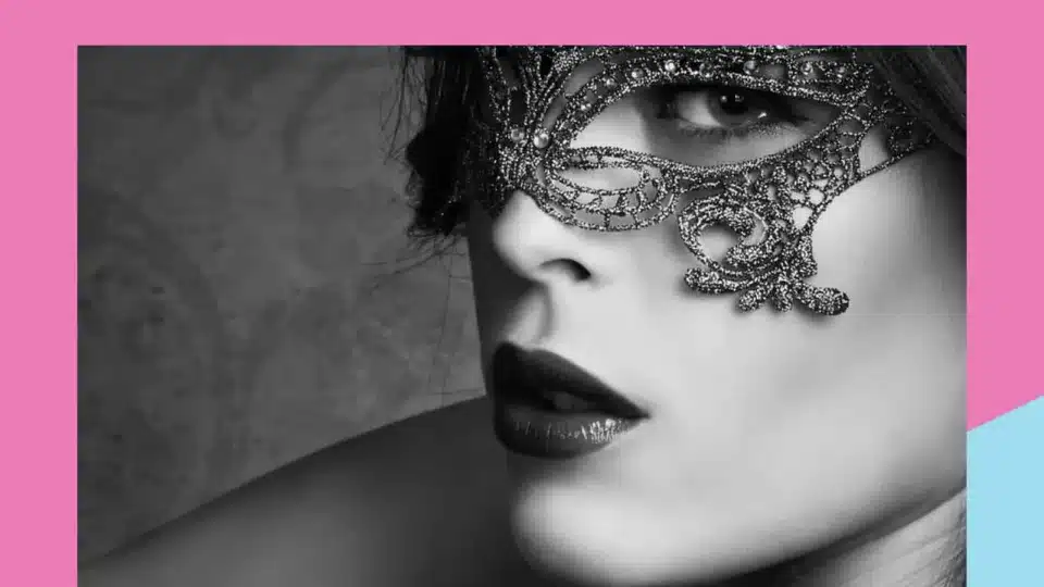 Un visage de femme masqué de dentelle, en noir et blanc, visuel du Son du Désir