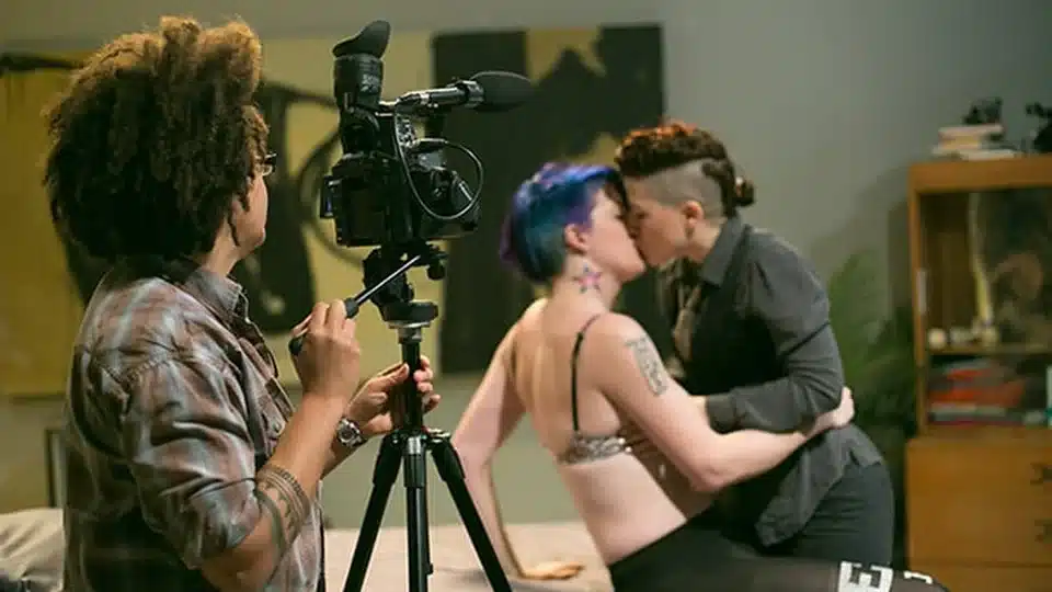 Une réalisatrice filme deux personnes qui s’embrassent, coulisses d’un tournage Pink & White